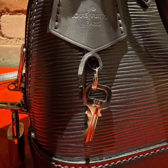 Louis Vuitton Alma BB – Épi Leather “Gunmetal” (Noir Anthracite)(2015) - Picture 11 of 13